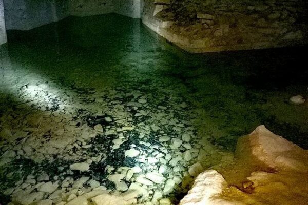 підземне озеро в катакомбах