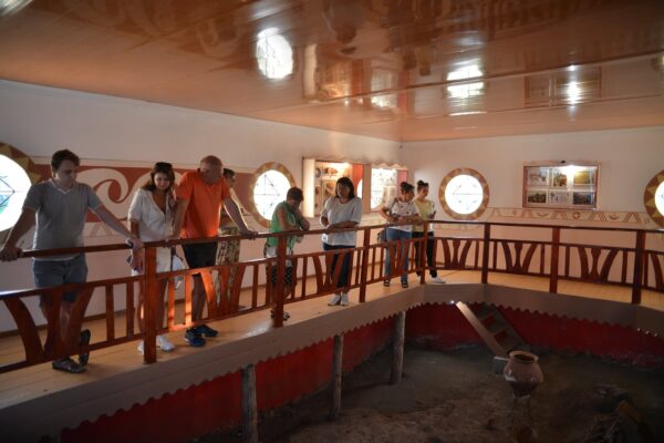 Трипільська хата - туристи