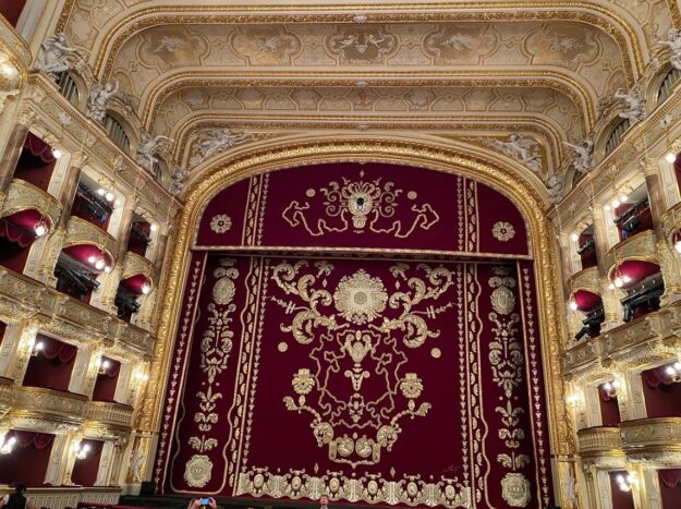 За лаштунками оперного