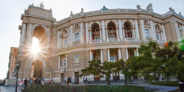Здание оперного театра в лучах заката Здание оперного театра в лучах заката