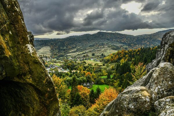 Скала_і_село_Тустань